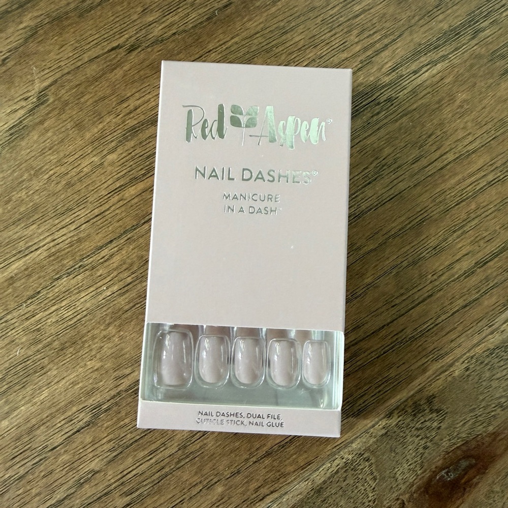 Red Aspen Dressed in Grey, Giselle Nail Dashes